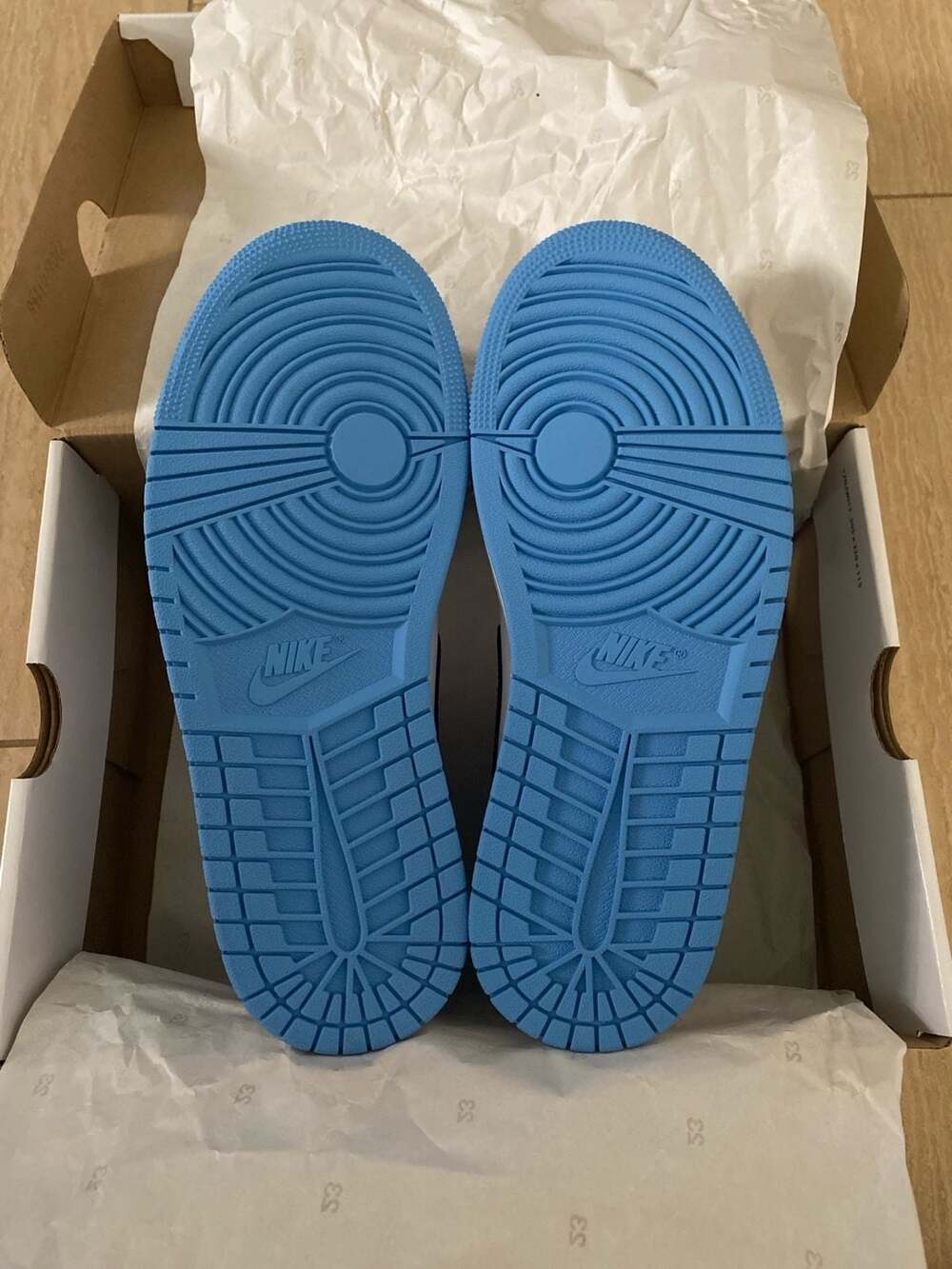 Size 7.5W - Jordan 1 Mid University Blue Women's - Picture 3 of 5